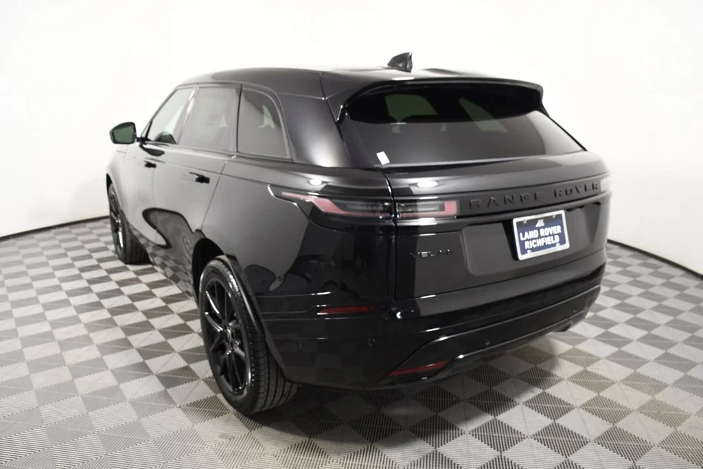 New 2026 Santorini Blk Land Rover Dynamic SE image 4