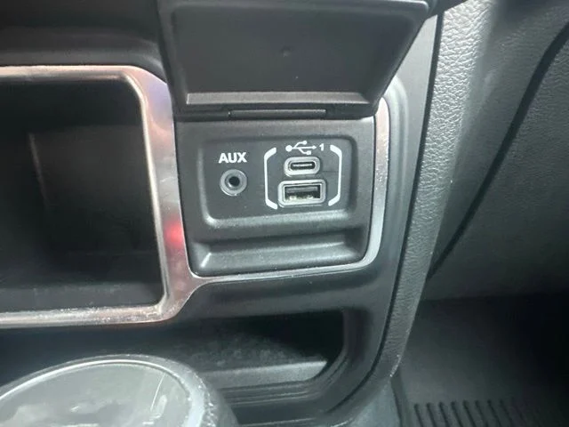 Used 2022  Jeep Sport image 21