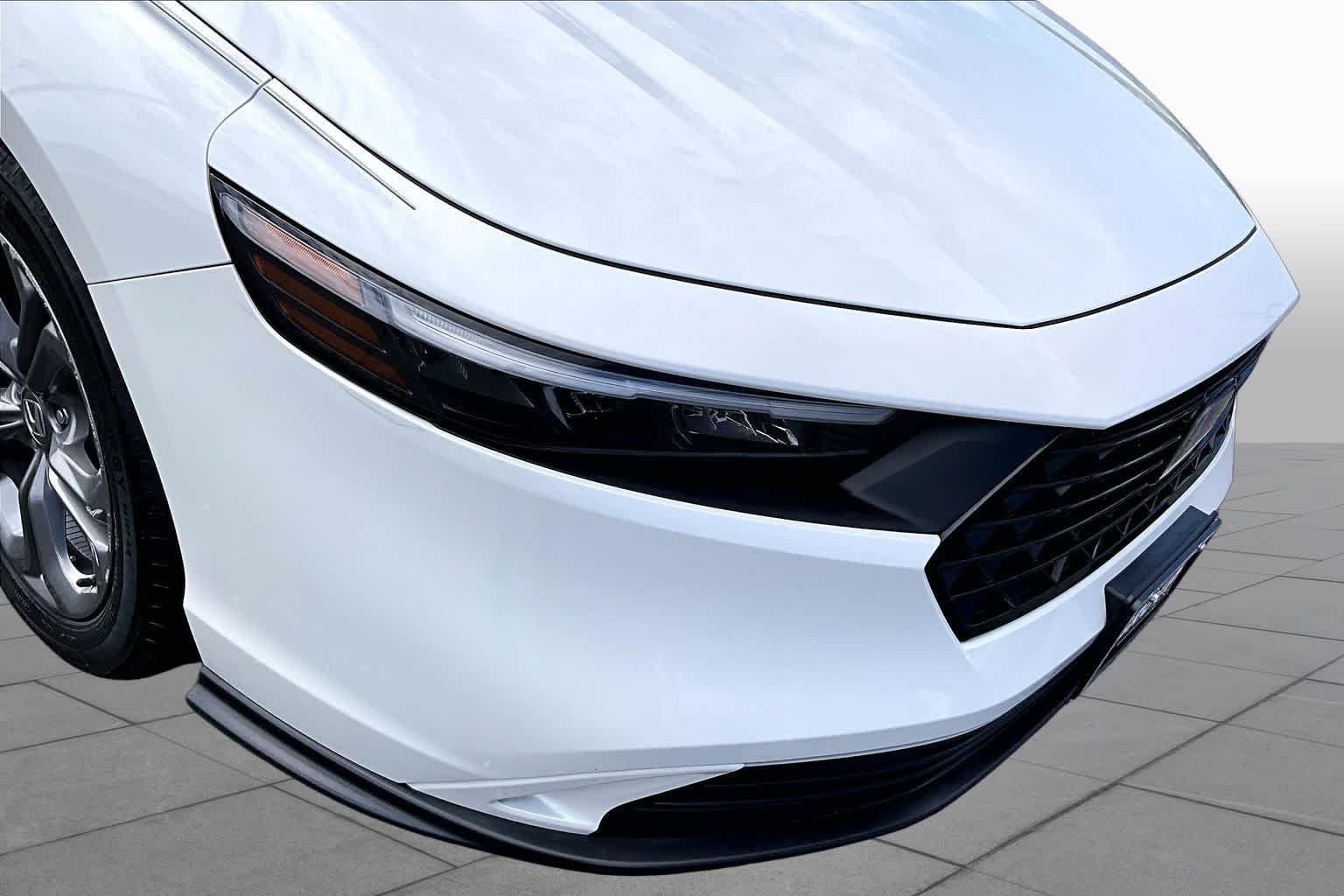 Used 2024 Platinum White Pearl Honda EX image 27