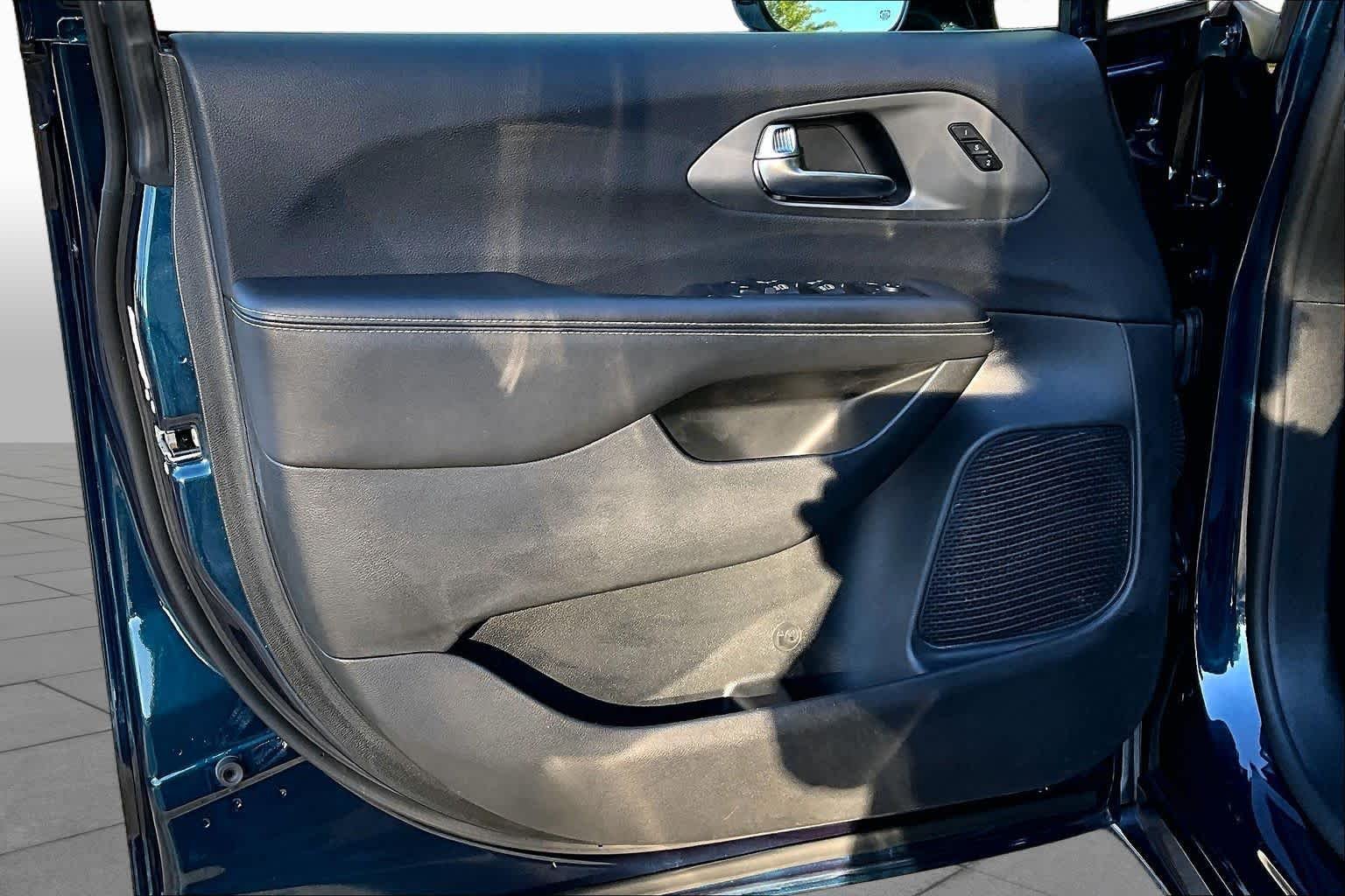 Used 2025 Fathom Blue Pearlcoat Chrysler Select image 21