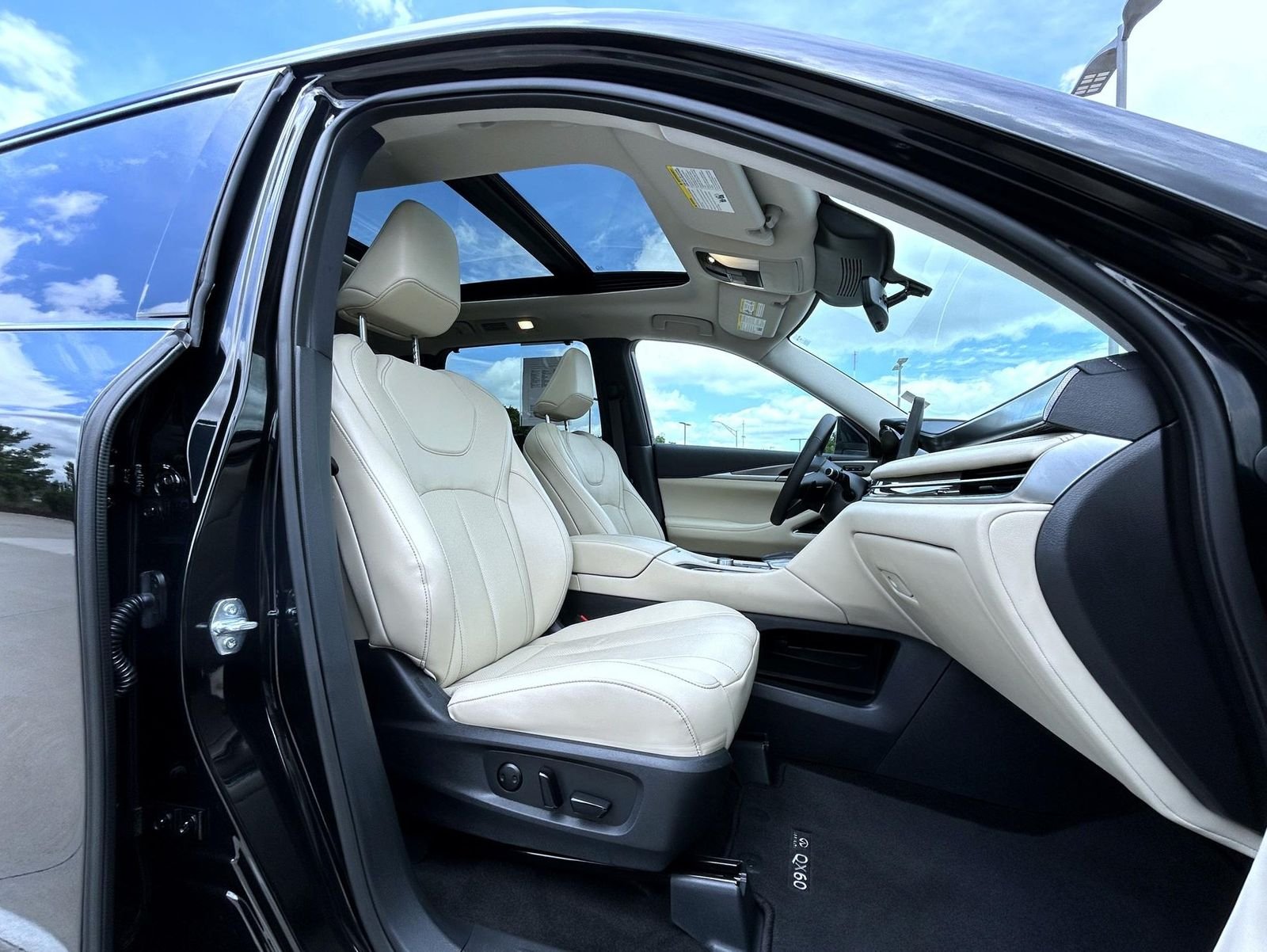 Used 2025 Black INFINITI LUXE image 15
