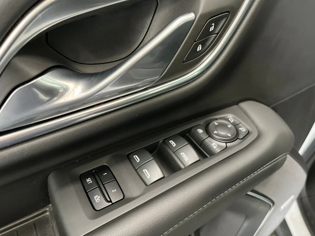 Used 2022 White Chevrolet Z71 image 2