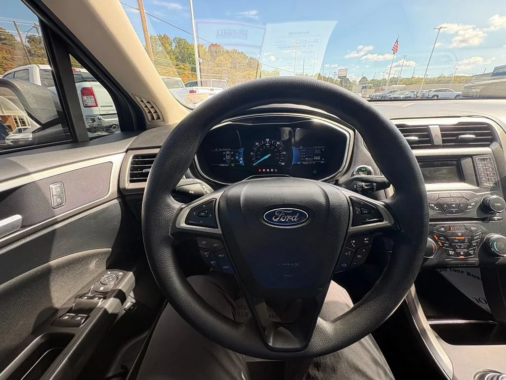Used 2017  Ford Hybrid SE image 13