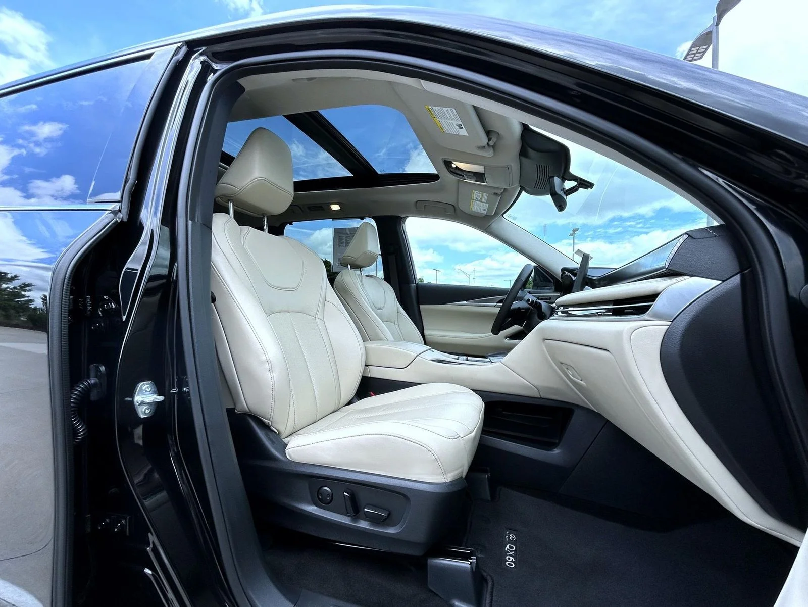 Used 2025 Black INFINITI LUXE image 15