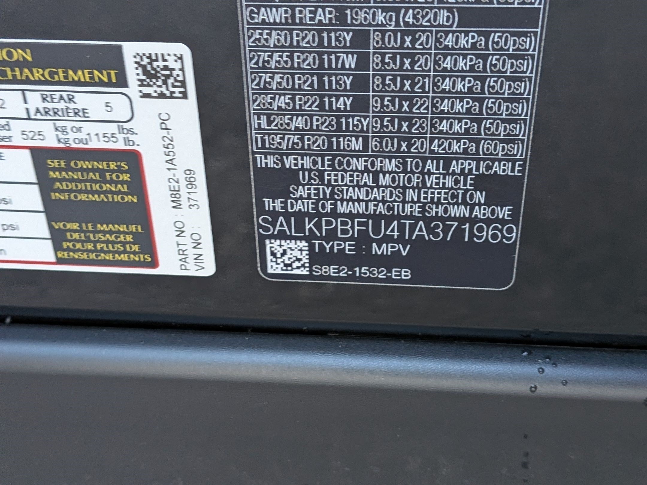 New 2026 Santorini Black Land Rover P400 SE 7 Seat image 32
