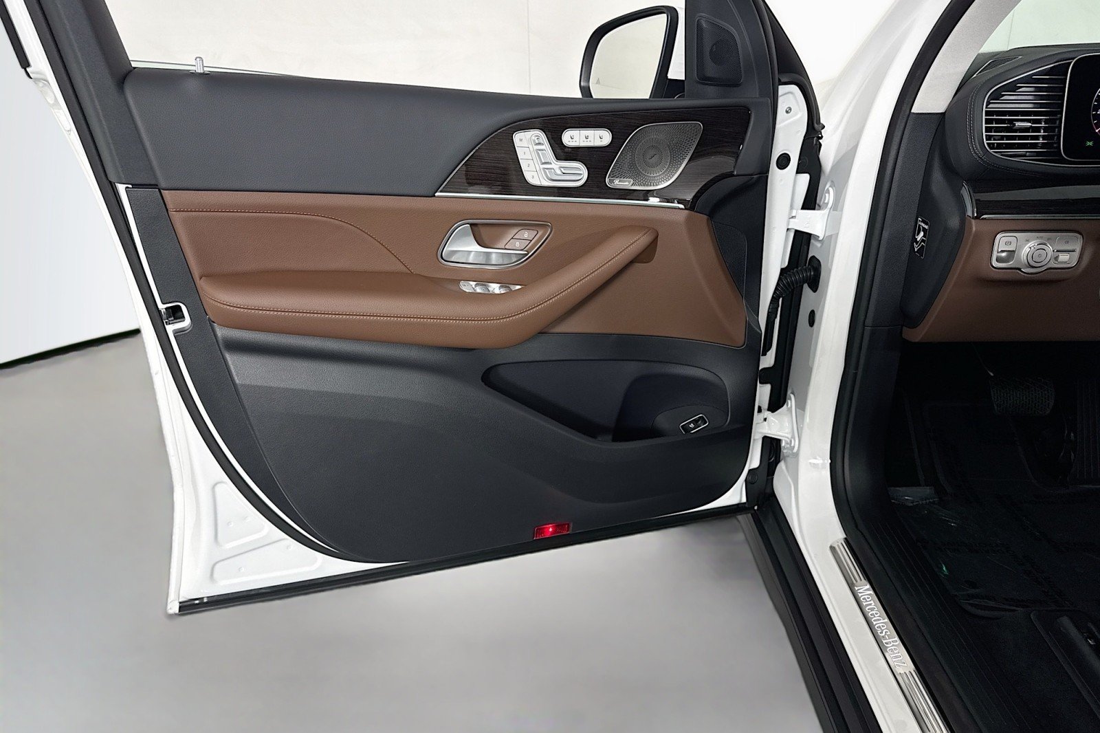 New 2026 Polar White Mercedes-Benz GLS 450 4MATIC® SUV image 21