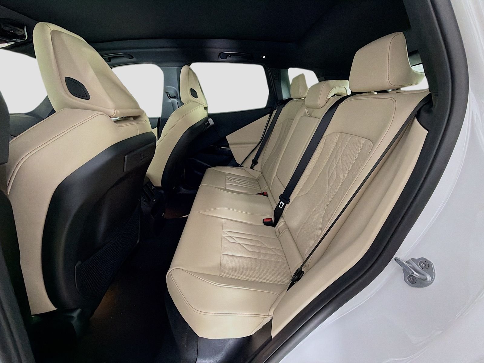 New 2026 Mineral White Metallic BMW 30 xDrive image 24