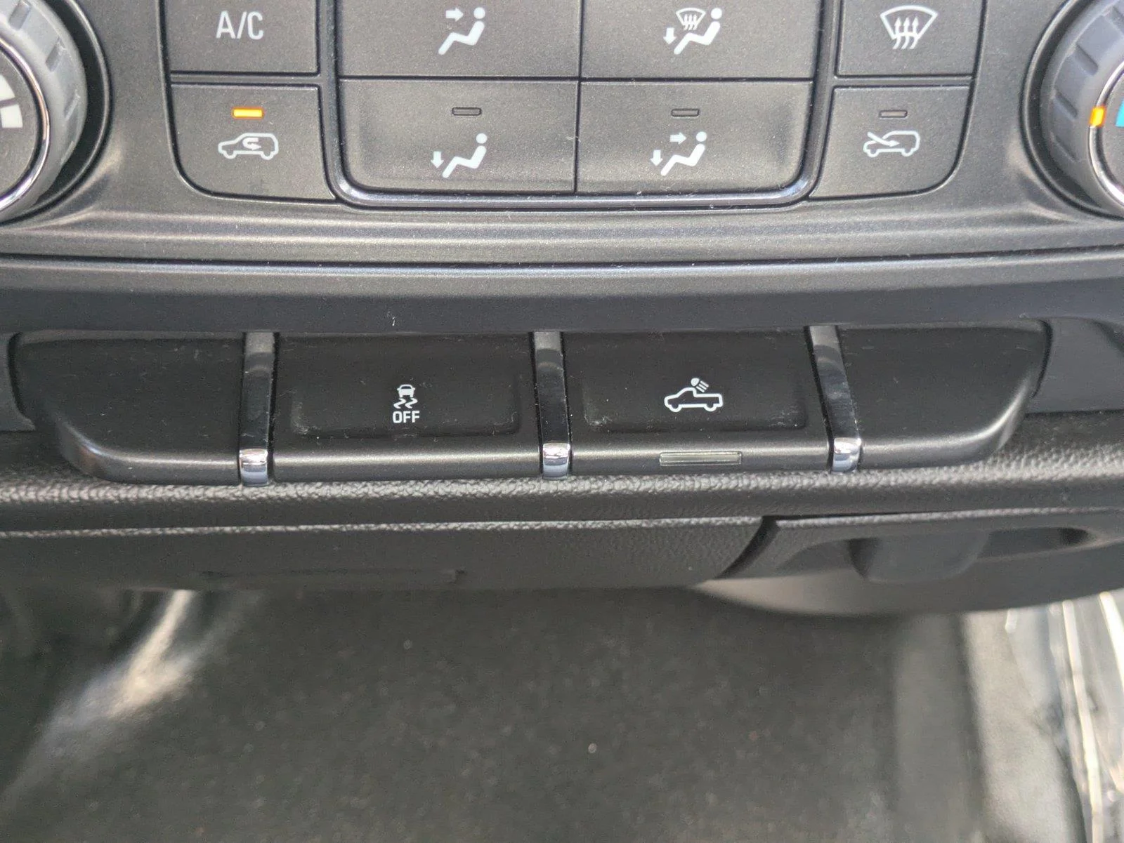 Used 2014 White GMC Base image 23