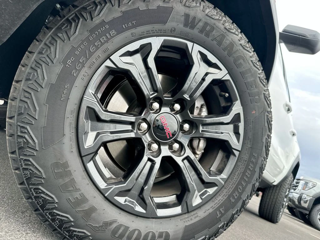Used 2025 White GMC Elevation image 17