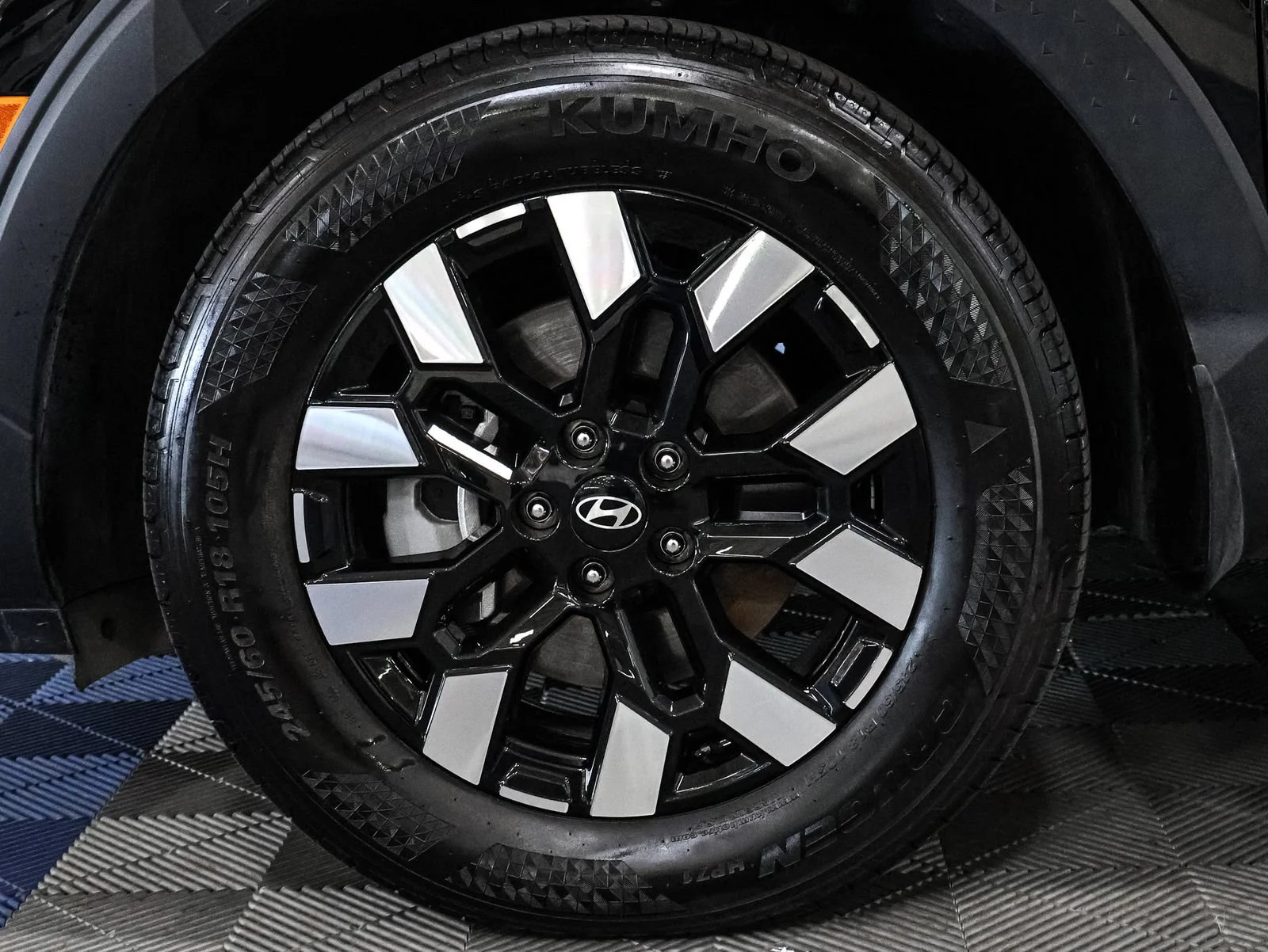 Used 2025 Black Hyundai SEL Activity image 19