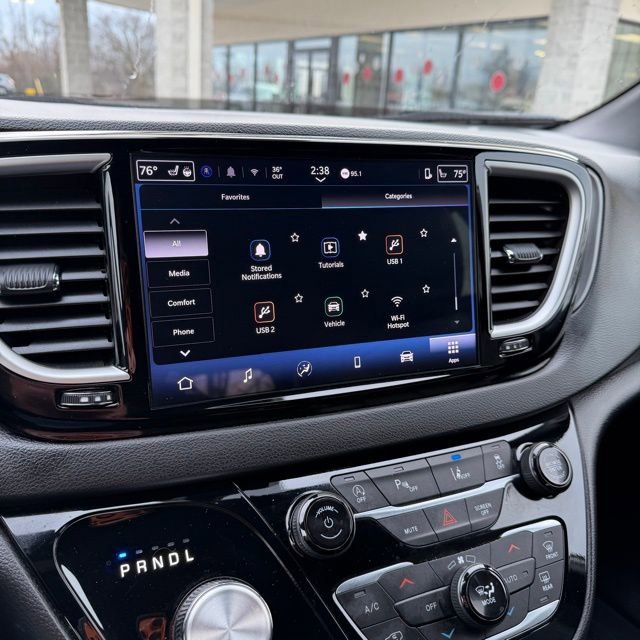 Used 2025  Chrysler Select image 30