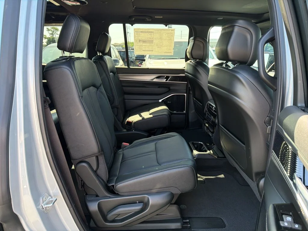 New 2026 Silver-Zynith Exterior Paint Jeep Limited Reserve image 24