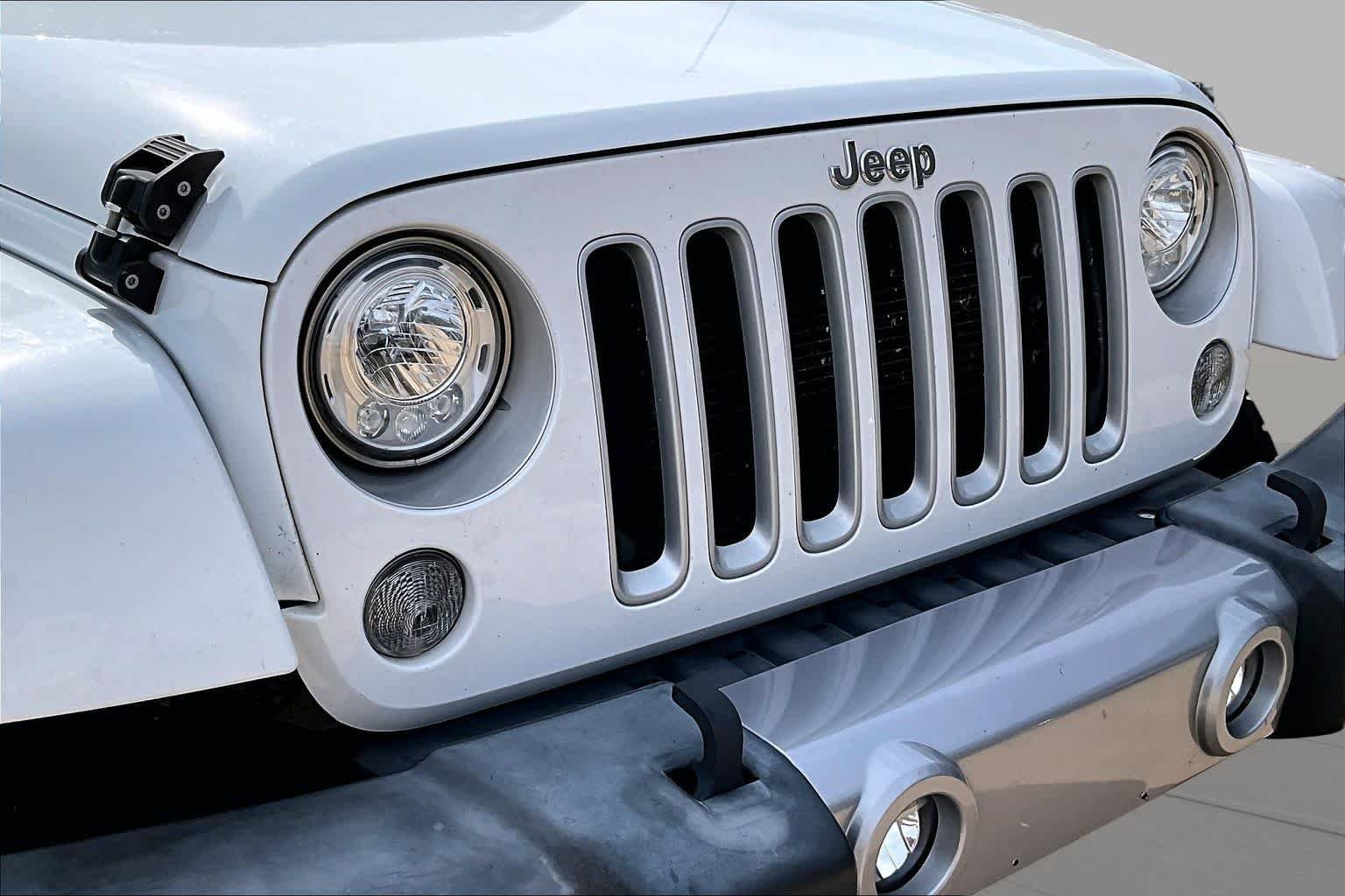 Used 2017 Bright White Clearcoat Jeep Sahara image 26