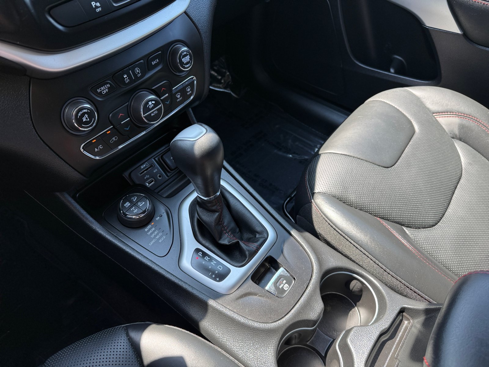 Used 2018 Diamond Black Jeep Trailhawk image 13