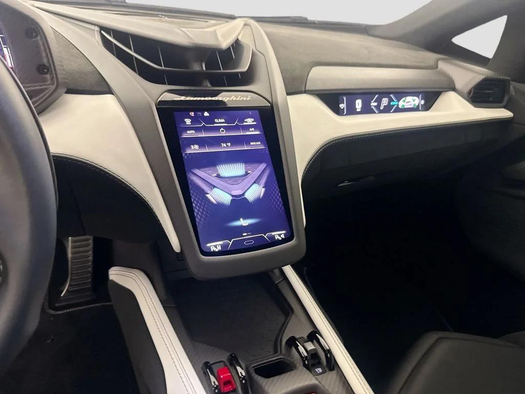 Used 2024  Lamborghini  image 24