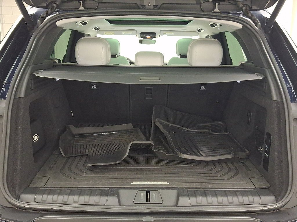 Used 2023  Land Rover SE image 29