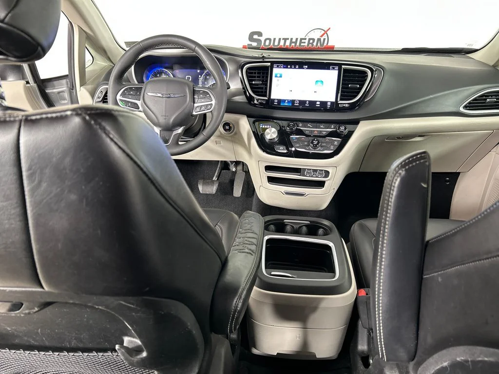 Used 2023 Silver Chrysler Touring L image 19