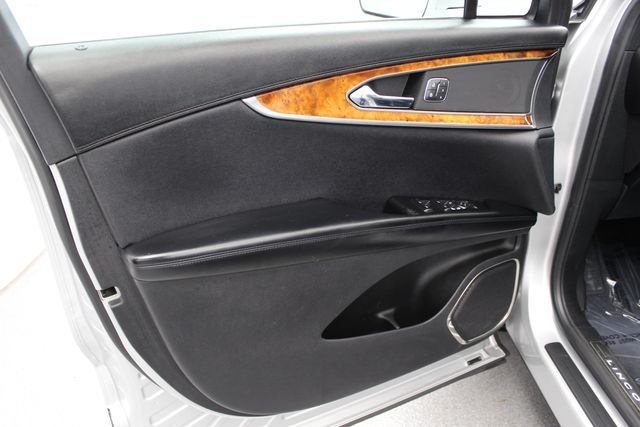 Used 2018 Ingot Silver Lincoln Select image 11