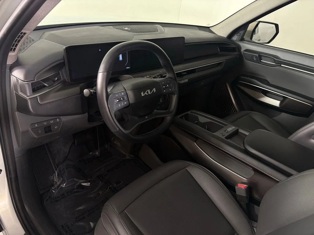 Used 2024 Ivory Kia Light image 18