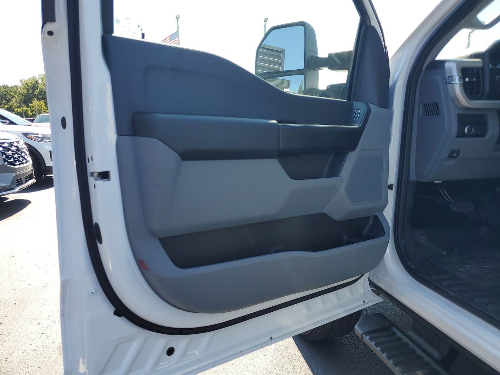 2025 Ford F-350 Super Duty Chassis Cab XLT - Photo 28