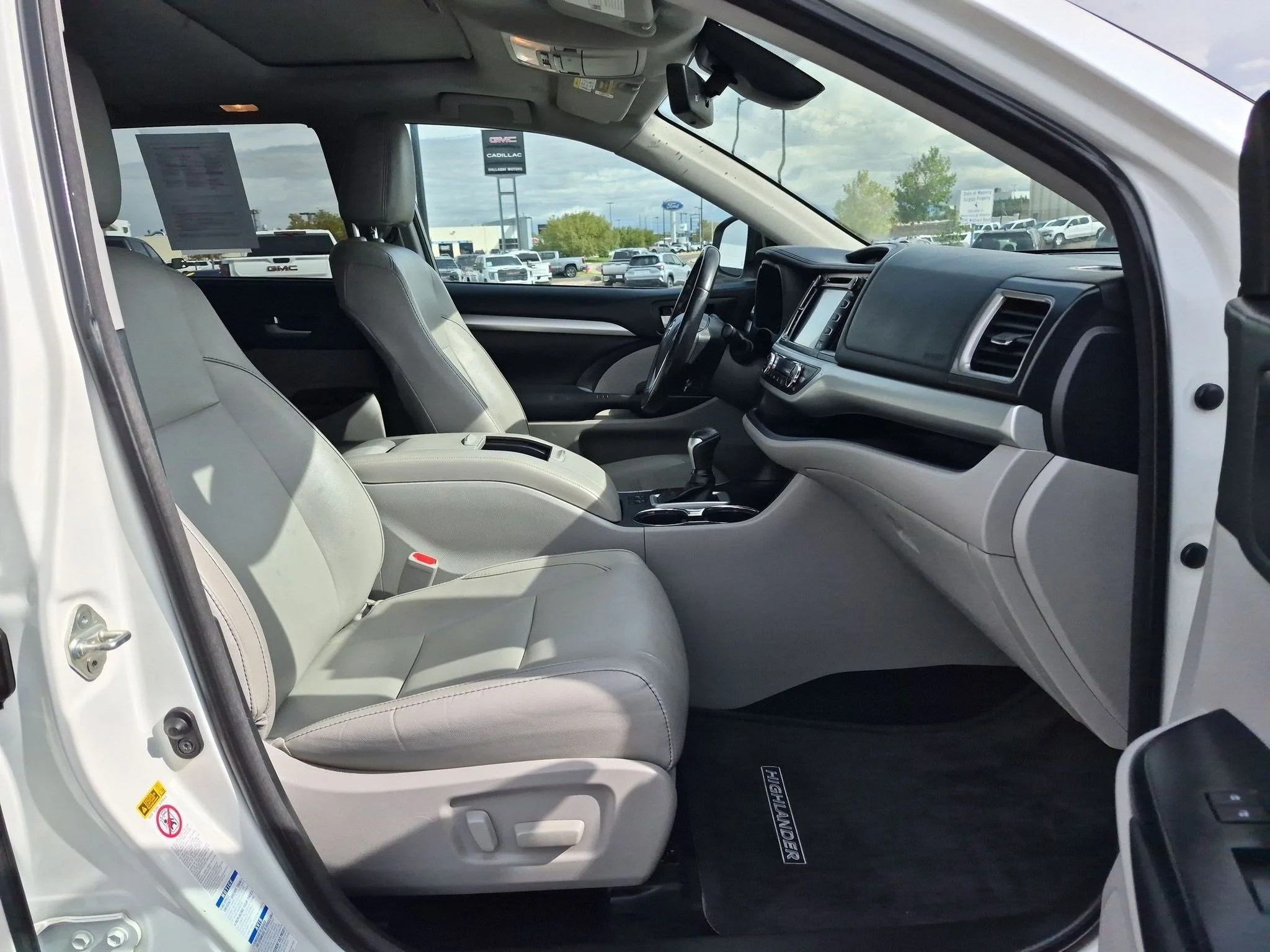 Used 2018 Blizzard Pearl Toyota XLE image 23