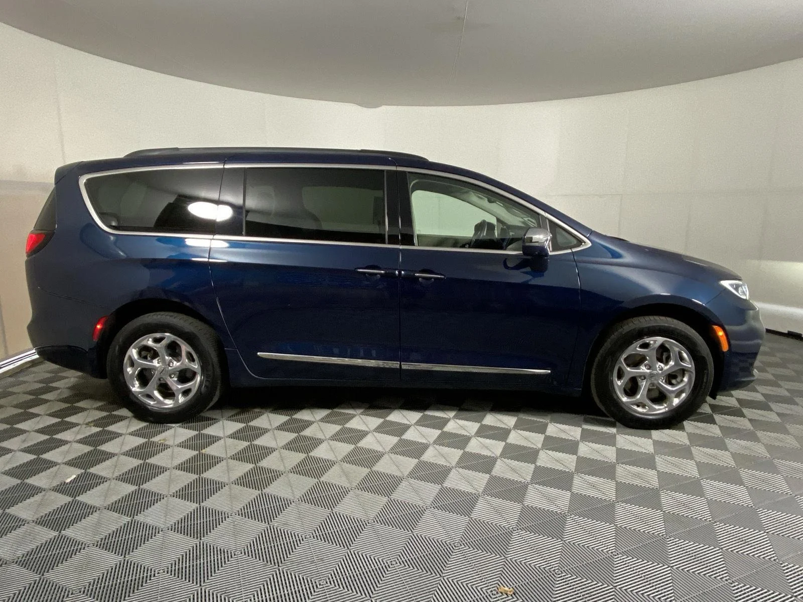 Used 2022 Fathom Blue Pearlcoat Chrysler Limited image 3