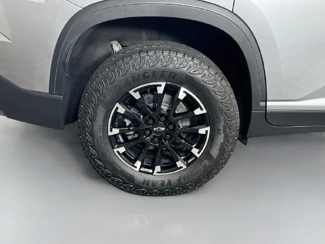 Used 2025 Gray Chevrolet Z71 image 38