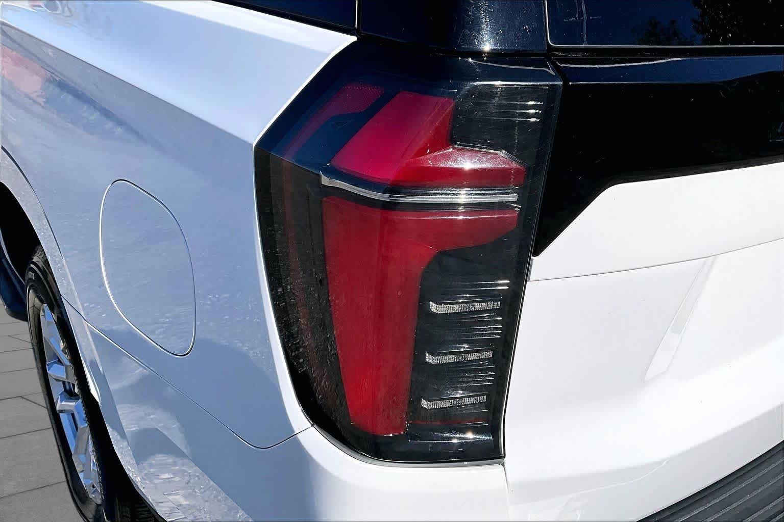 Used 2025 Summit White Chevrolet LT image 28
