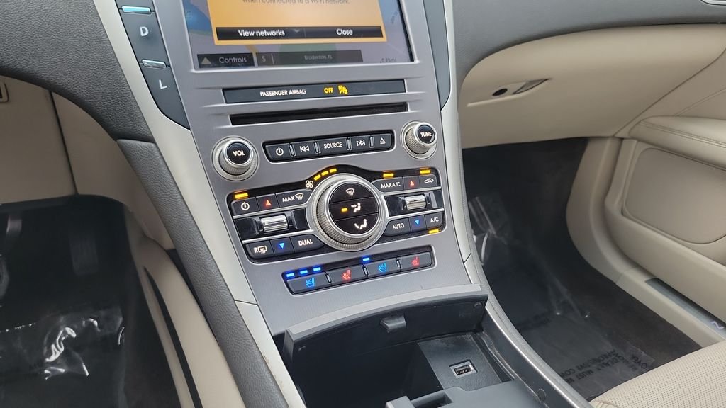 Used 2017 Gray Lincoln Reserve image 15