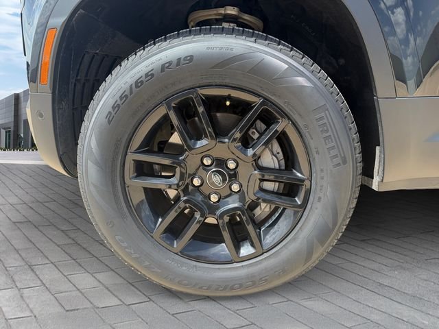 Certified Used 2023 Black Land Rover SE image 9