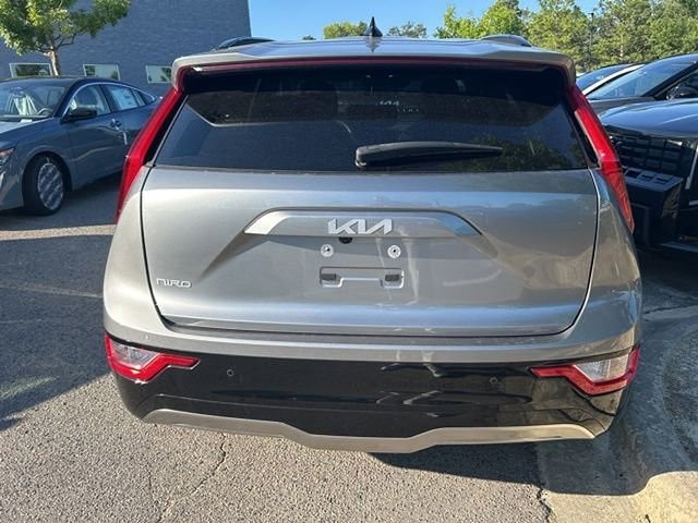 Used 2023 Gray Kia Wind image 6