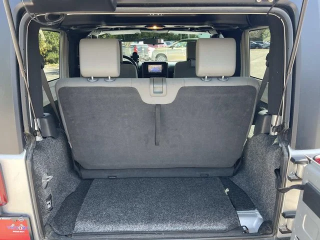 Used 2008 Silver Jeep X image 12