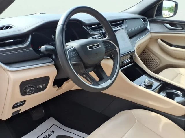 Used 2023  Jeep Limited image 8