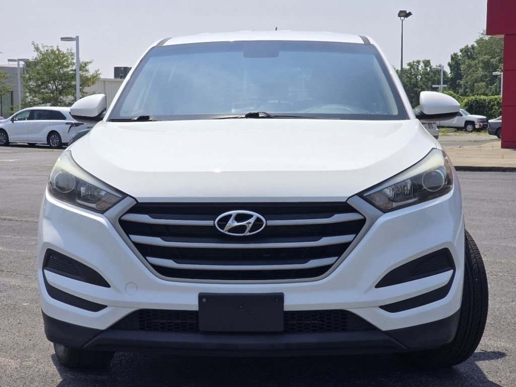 Used 2018 White Hyundai SE image 9