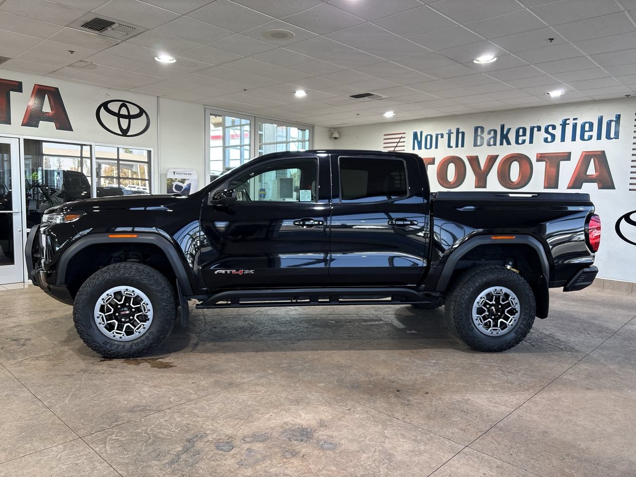 Used 2023 Onyx Black GMC 4WD AT4X image 7