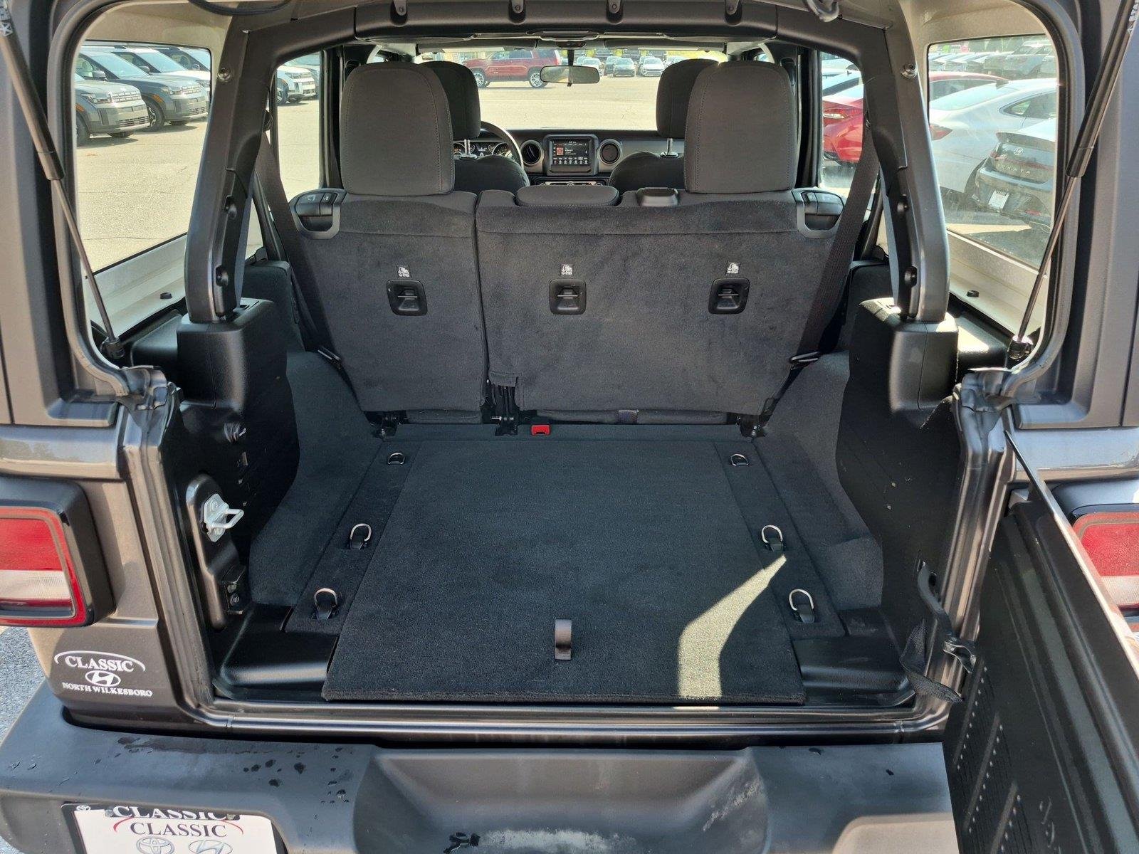 Used 2022 Granite Crystal Metallic Clearcoat Jeep Unlimited Sport image 28