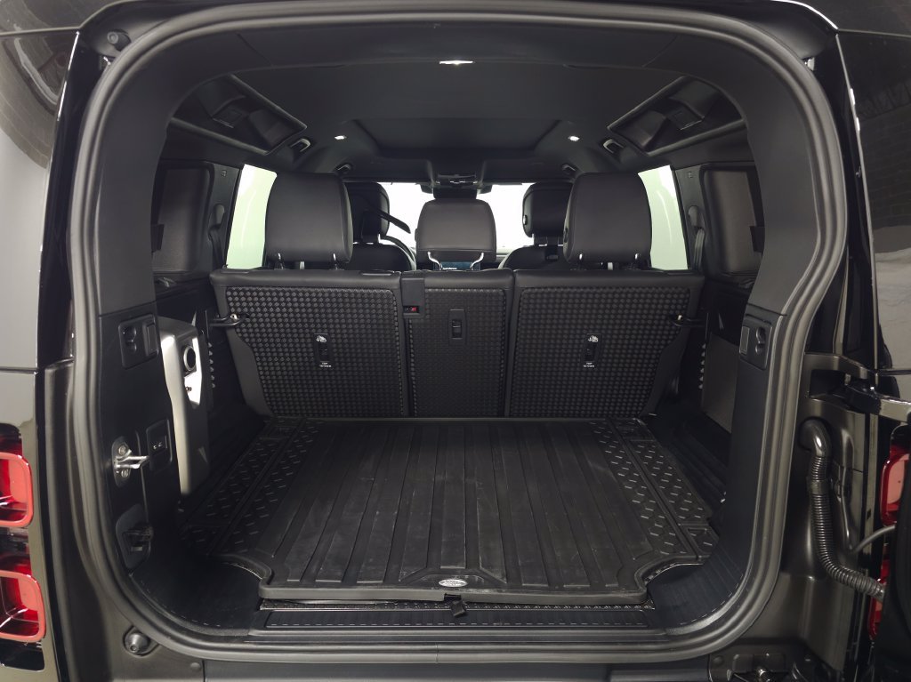 Certified Used 2025 Black Land Rover X-Dynamic SE image 5