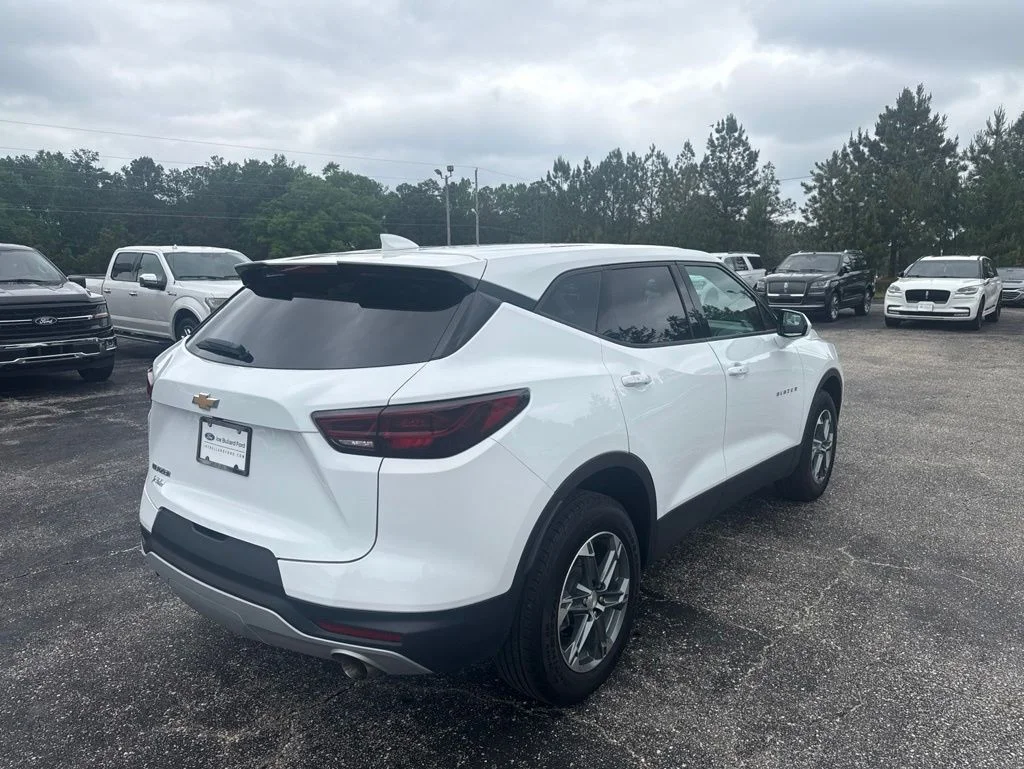 Used 2025 White Chevrolet LT image 21