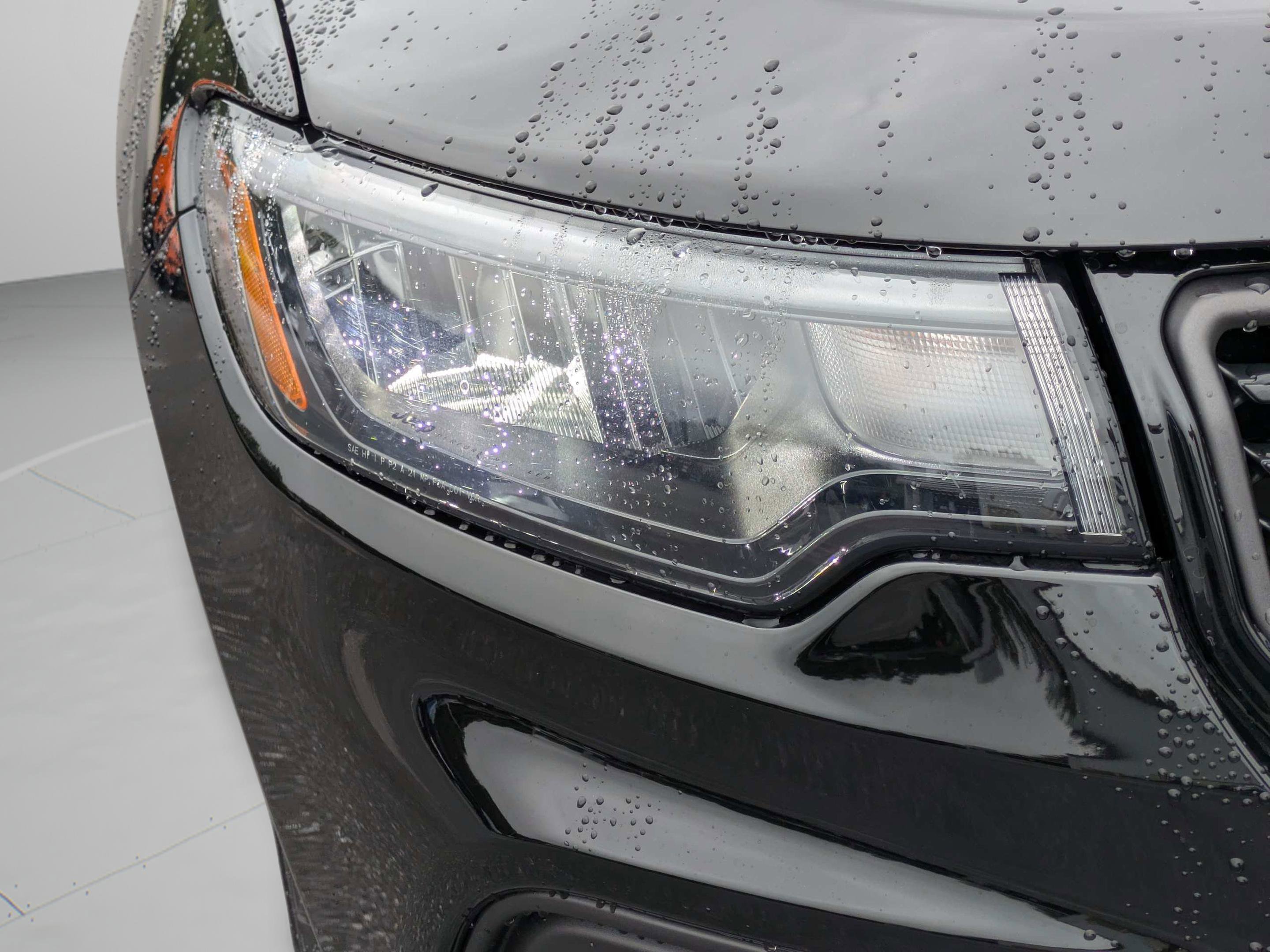New 2026 Diamond Black Crystal Pearlcoat Jeep Latitude Altitude image 30