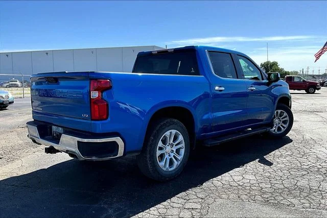 Used 2022 Blue Chevrolet LTZ image 4