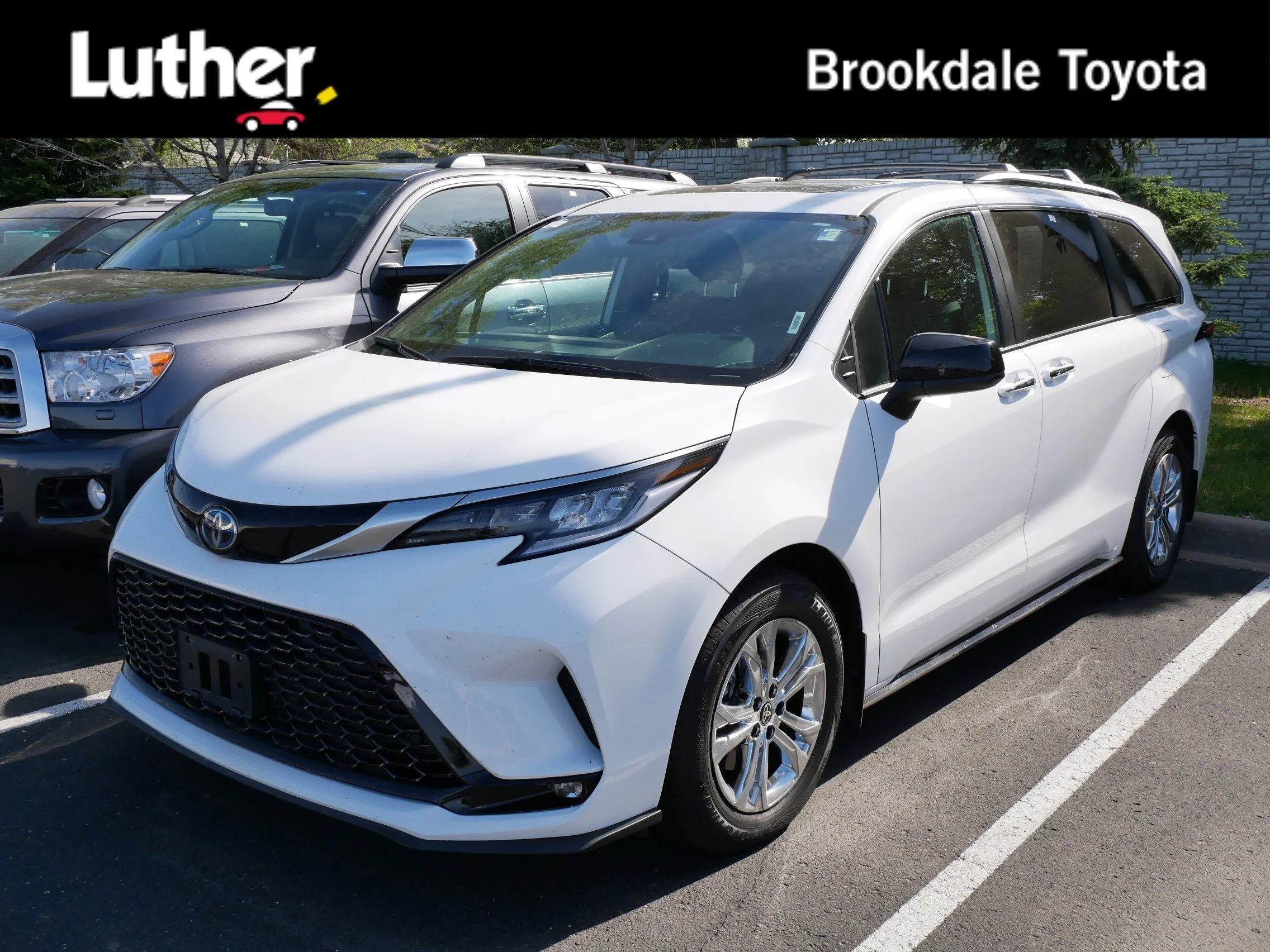 2023 Toyota Sienna XSE 7-Passenger Hybrid AWD's photo