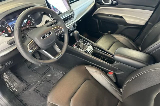Used 2025 White Jeep Limited image 11