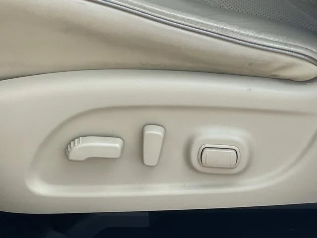 Used 2019 White INFINITI LUXE image 17