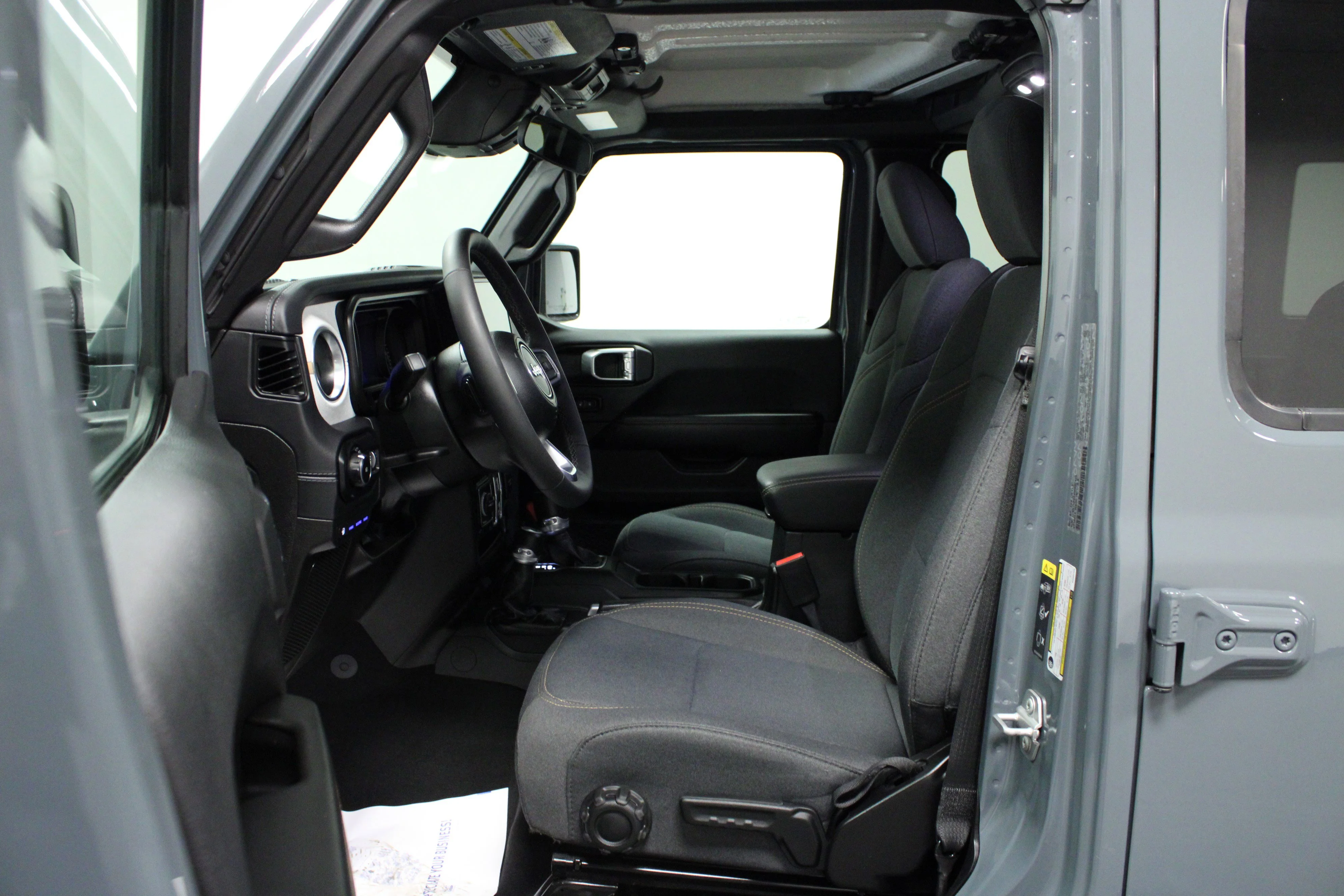 Used 2025 Anvil Clear Coat Jeep Sahara image 12