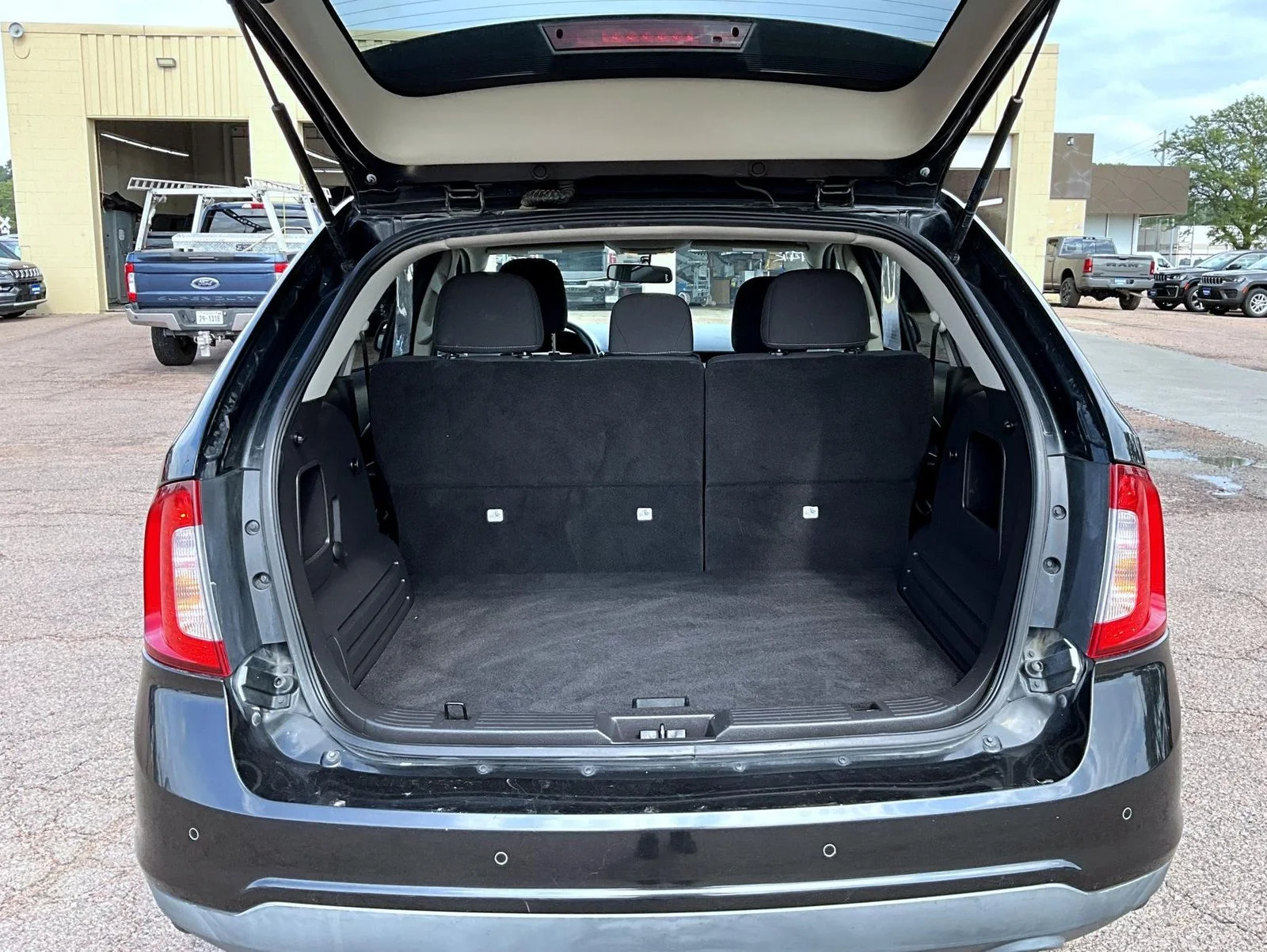 Used 2011 Black Ford SE image 9