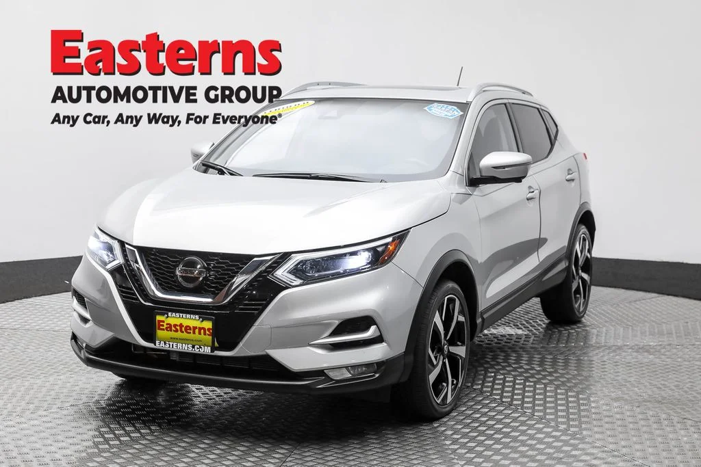 Used 2022 Silver Nissan SL image 1