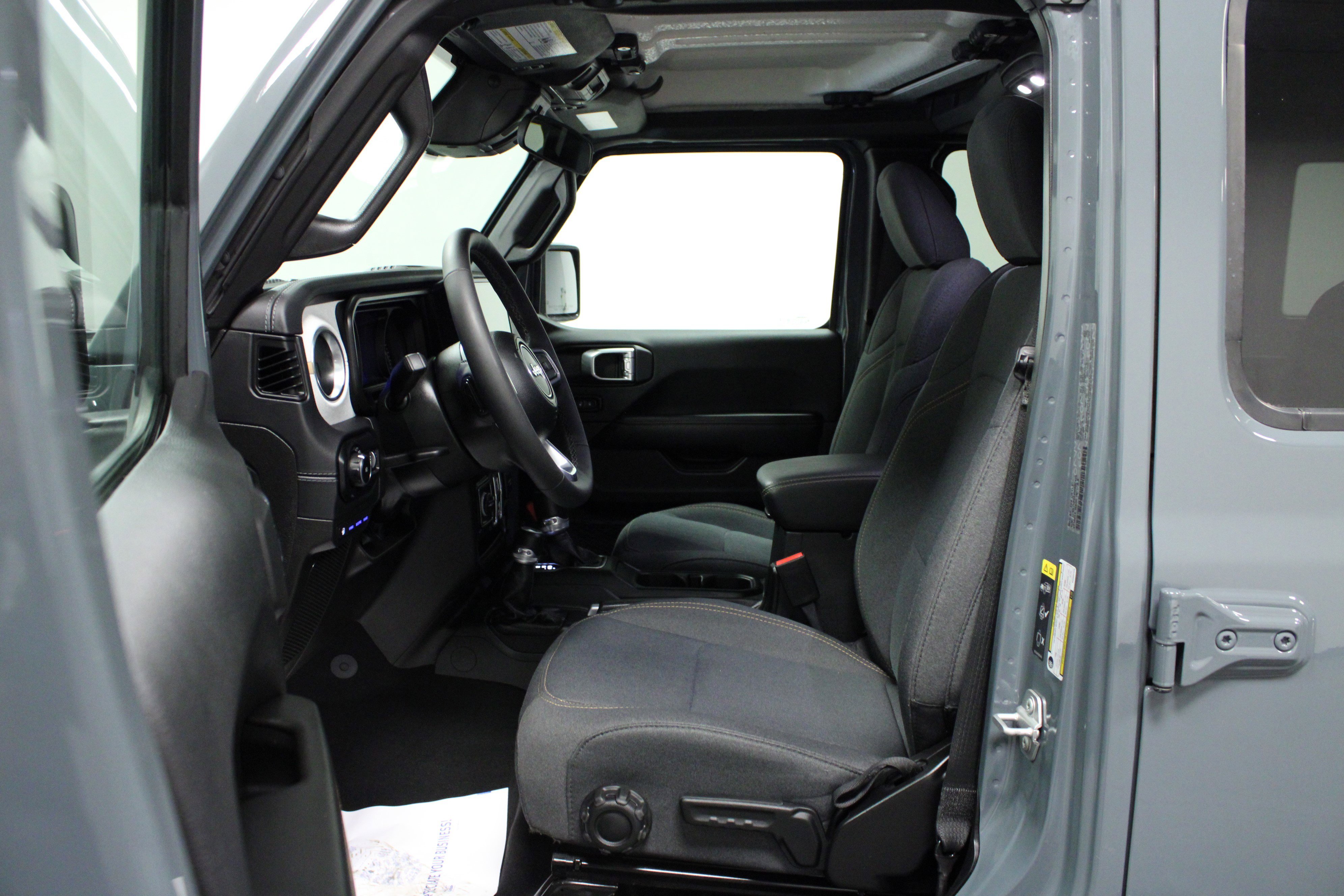 Used 2025 Anvil Clear Coat Jeep Sahara image 12