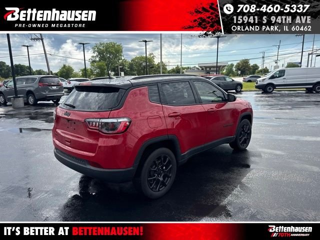 Used 2023 Red Jeep Latitude image 4