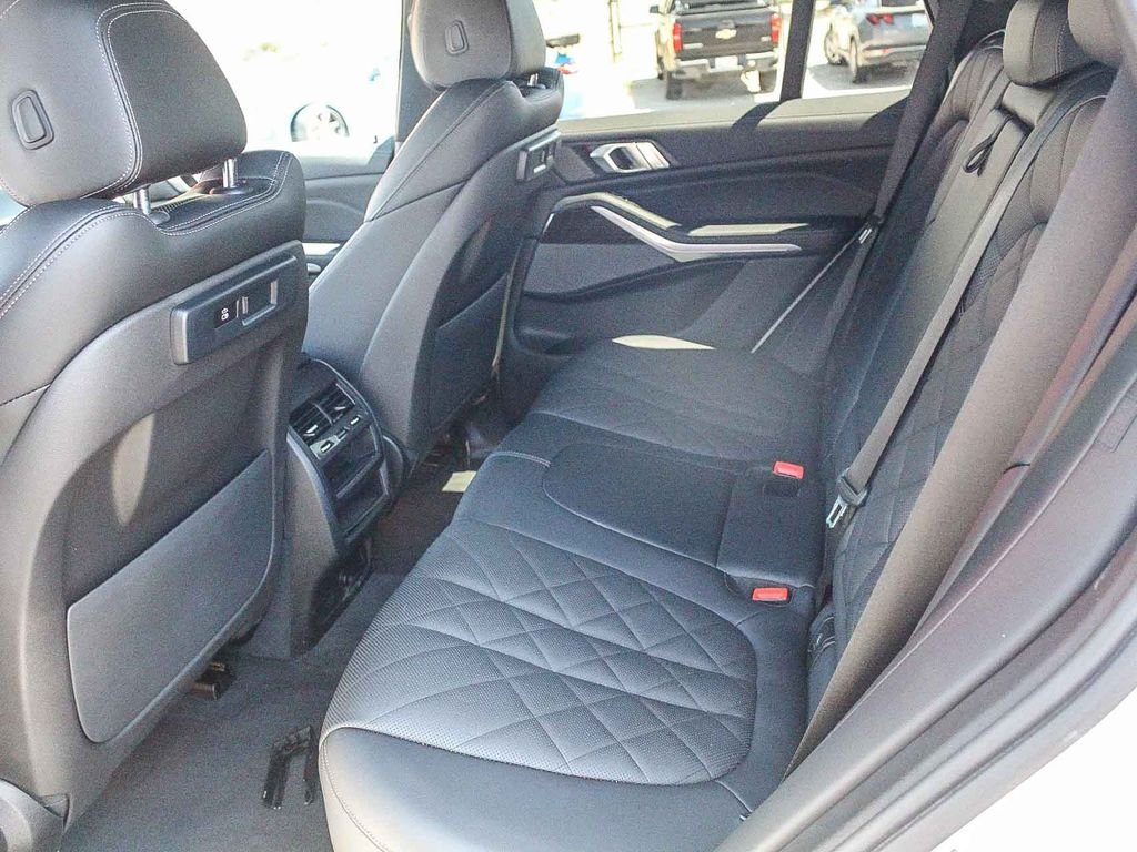 Used 2023 White BMW sDrive40i image 18