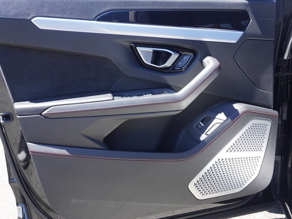 Used 2020 Black Lamborghini Base image 25